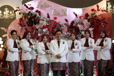 Kebersamaan para apoteker baru IIK Bhakta dalam balutan busana profesi yang elegan. Mereka siap mengabdi dan berkontribusi bagi dunia kesehatan Indonesia.  English:
