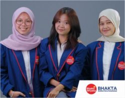 Perwakilan Mahasiswa S1 Administrasi Rumah Sakit yaitu Alfi Humaida, Zahra Nugro...